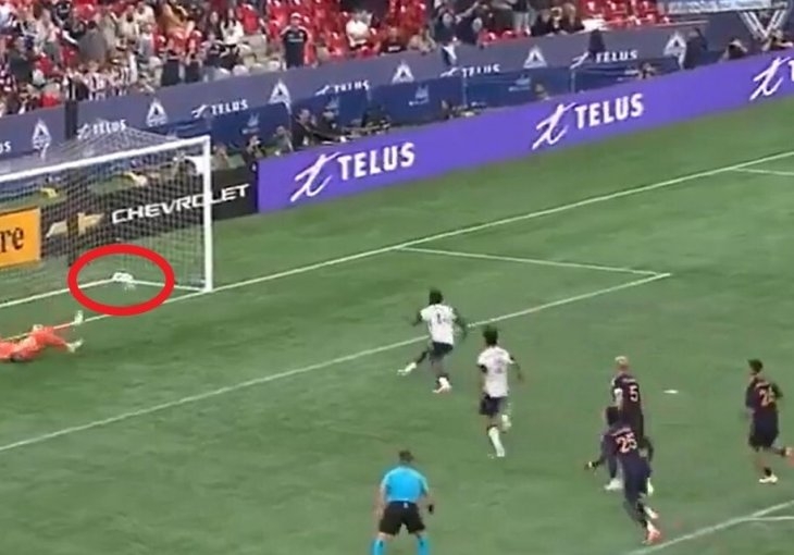 Jeste li ikad vidjeli ovakav jedanaesterac? Zabio gol, a lopta nije dotaknula ni mrežu ni okvir