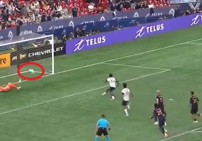 Jeste li ikad vidjeli ovakav jedanaesterac? Zabio gol, a lopta nije dotaknula ni mrežu ni okvir