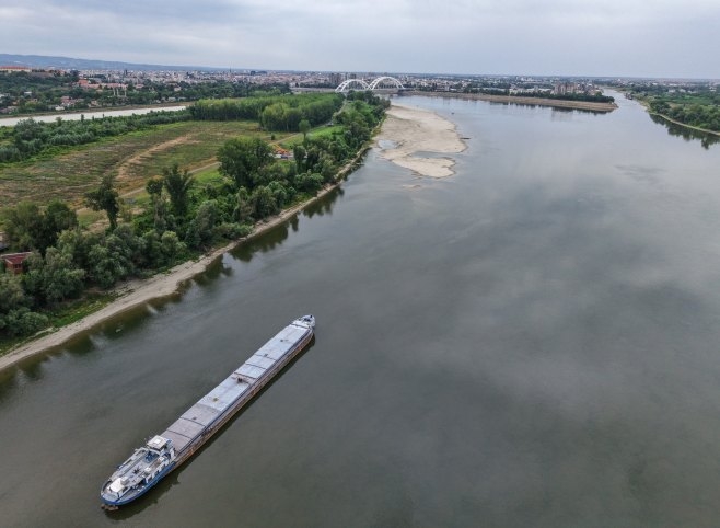 Dunav na istorijskom minimumu - U Hrvatskoj izronio brod, koji je potonuo prije 90 godina (VIDEO)