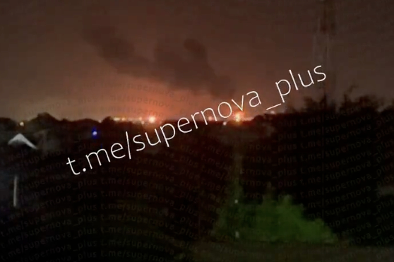 VIDEO Ukrajinci izveli masovni napad dronovima na Rusiju: Gori rafinerija nafte, ima ozlijeđenih. Stižu snimke