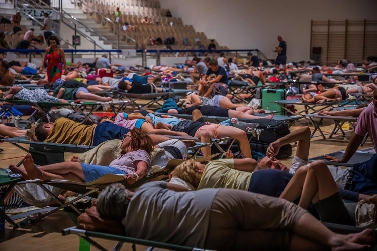 Drama u Omišu: Gore kuće i vozila, čuju se eksplozije, ima i povrijeđenih (VIDEO)