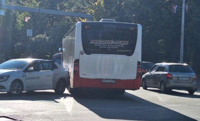 Sudar auta i autobusa kod Narodnog pozorišta RS