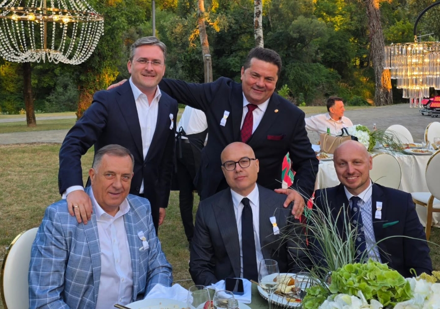 (VIDEO, FOTO) Atmosfera na svadbi Stevandićevog sina: Dodik preuzeo mikrofon i zapjevao