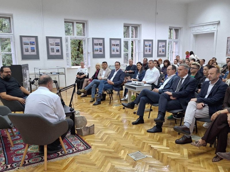 Mnogo više od promocije: Knjiga 'Safari u Sarajevu' vraća nas u prošlost, propituje, suočava... I podsjeća na važnost dijaloga