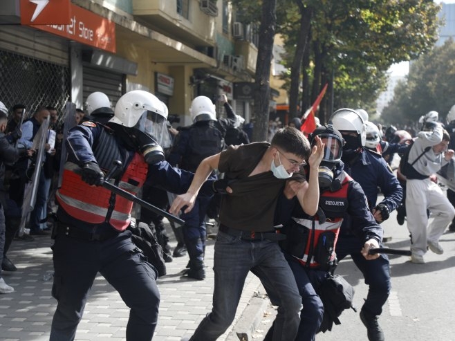 Protesti se šire Albanijom, sukobi demonstranata i policije u više gradova