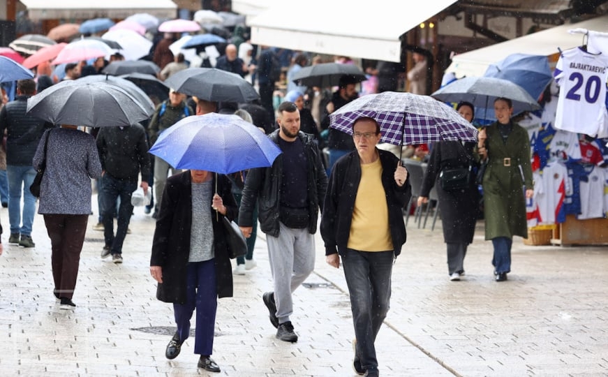 Tmuran i kišan dan u Sarajevu: Građani ipak uživaju u šetnji i baštama kafića