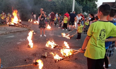 (FOTO) VEČERAS FEŠTA Mali "prodavci" u Bijeljini zadovoljni prodajom lila
