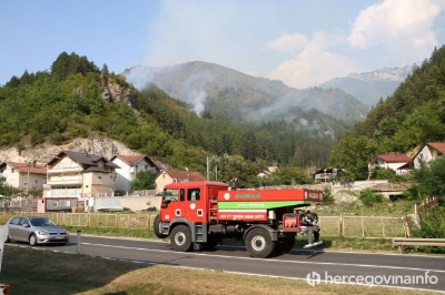 Požar iznad Kanjine i Živašnice lokaliziran, vatrogasci tijekom noći branili kuće