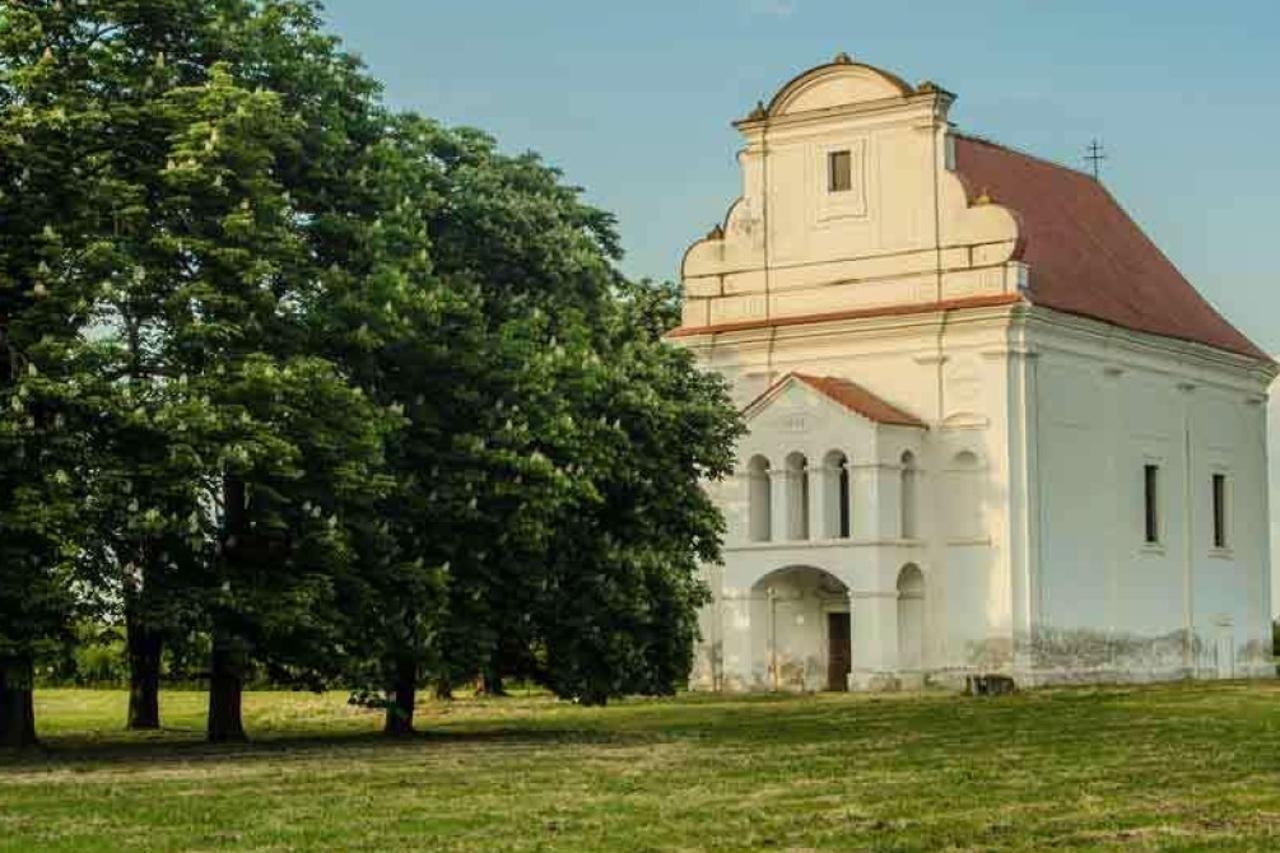 Sramotan čin na blagdan: Nepoznati vandal oštetio vrata crkve sv. Petra i Pavla