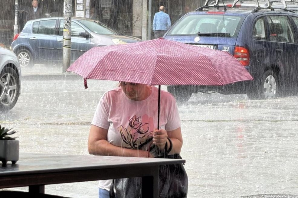 Jak pljusak potopio ovo mjesto u Srbiji, grad udarao na sve strane: Snimci strašnog nevremena...