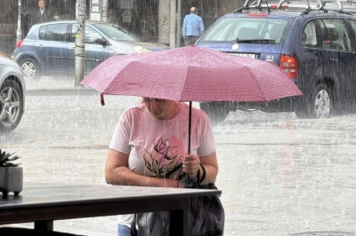Jak pljusak potopio ovo mjesto u Srbiji, grad udarao na sve strane: Snimci strašnog nevremena...