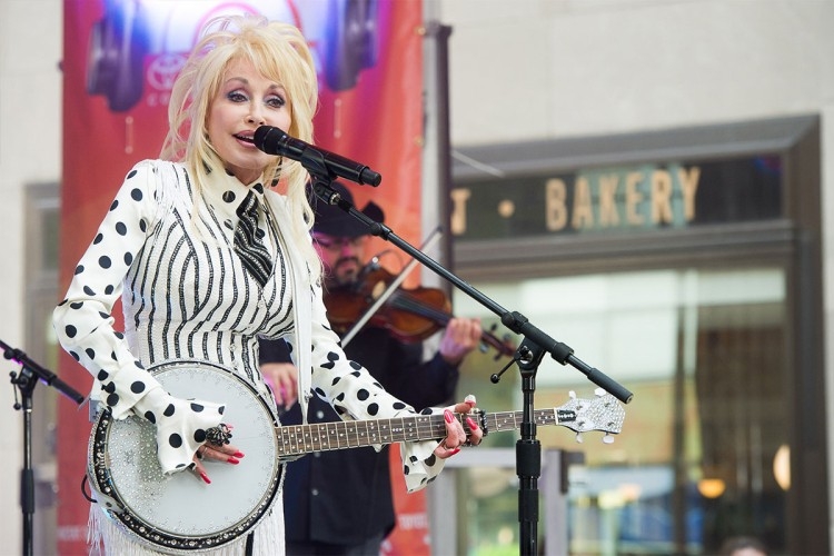 Nevjerovatna priča Doli Parton: Od odrastanja u siromaštvu do slave i poslovnog carstva