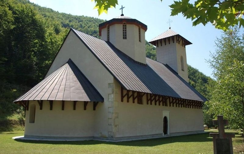 Parastos u manastiru Glogovac: 31 godina od egzodusa i stradanja Srba iz Donjeg Vakufa