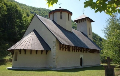 Parastos u manastiru Glogovac: 31 godina od egzodusa i stradanja Srba iz Donjeg Vakufa
