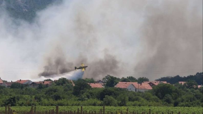 Požar iz Hrvatske proširio se u BiH, spašavaju se kuće