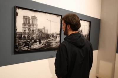SPOJ STAROG I NOVOG VIZUELNOG JEZKA: U Umjetničkoj galeriji BiH svečano otvorena izložba 'Trideset i šest pogleda na Notre Dame'