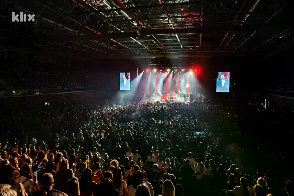 VIDEO+FOTO: Aco Pejović pred nekoliko hiljada Zeničana pjevao svoje hitove