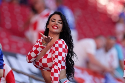 VIDEO Ivana Knoll pozirala bez grudnjaka, u komentarima na snimku reagirala i njezina mama Mirjana