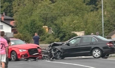 Težak udes u Cazinu: Vozila oštećena, cesta trenutno zatvorena