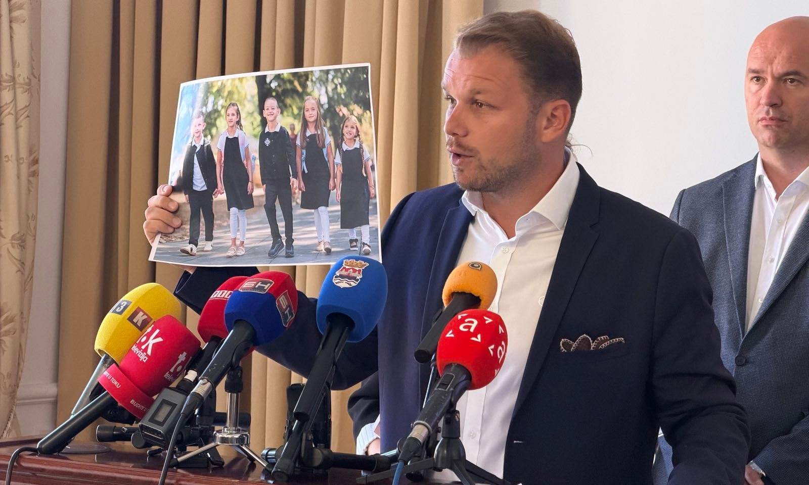 Skandal u OŠ „Borisav Stanković“: Stanivuković dijeli uniforme uprkos zabrani, direktor poručio: „Sve je laž!“