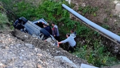 Auto u kanalu na ulazu u banjalučko naselje