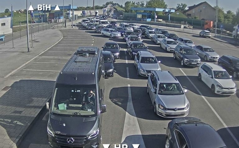 Idete na put? Na ovih pet graničnih prijelaza zabilježene velike gužve