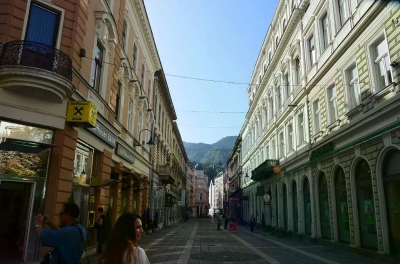 "Arije s balkona" odgođene za srijedu: Štrosmajerova ulica u Sarajevu postaje koncertna scena pod otvorenim nebom