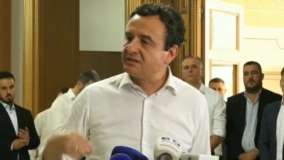 VIDEO Kaos u Skupštini Kosova: Oporbena zastupnica jajima gađala Albina Kurtija