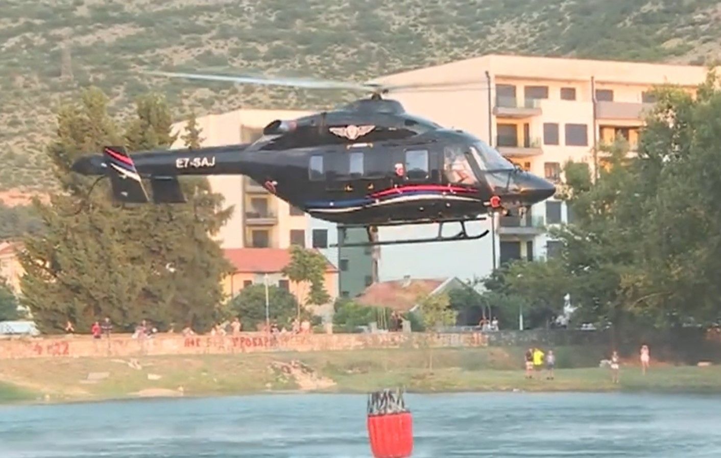 Teška noć u Trebinju: Požar stavljen pod kontrolu uz pomoć helikoptera