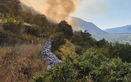 (VIDEO) "Situacija je alarmantna" Požar u trebinjskom naselju Zasad, ugrožene kuće