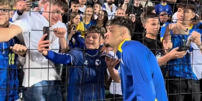 Zmajevi poslije utakmice otišli pred navijače, svi su željeli fotografije i autograme