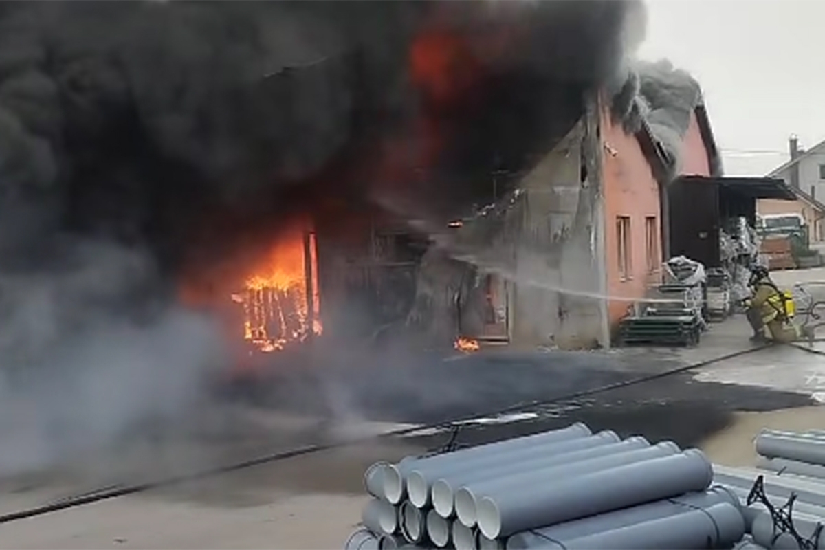 (VIDEO) VELIKI POŽAR U BUGOJNOM Nema povrijeđenih osoba, vatrogasci na terenu