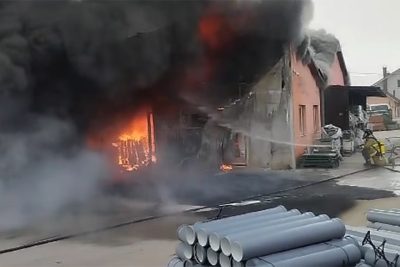 (VIDEO) VELIKI POŽAR U BUGOJNOM Nema povrijeđenih osoba, vatrogasci na terenu