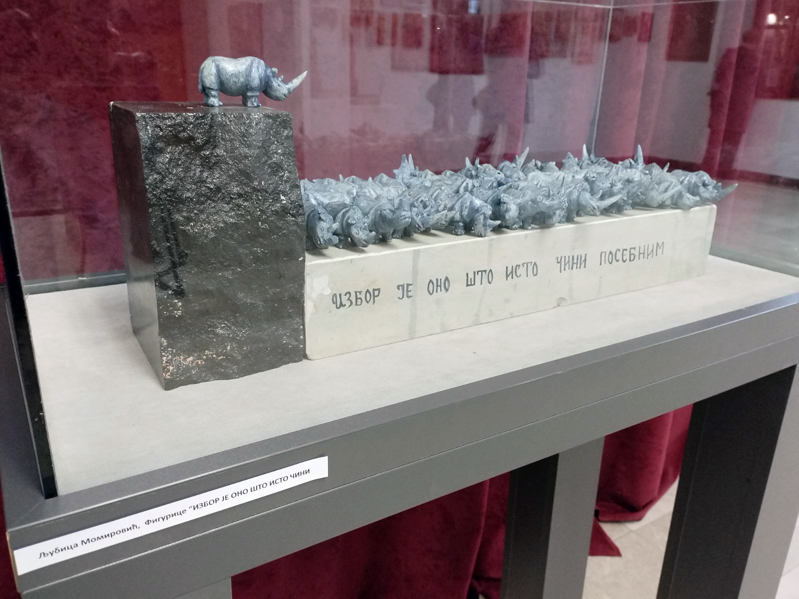 (FOTO) PRVI PUT IZLAGALA I ODMAH POBIJEDILA Skulptura od 50 nosoroga donijela trijumf mladoj Ljubici na Bijeljinskom bijenalu