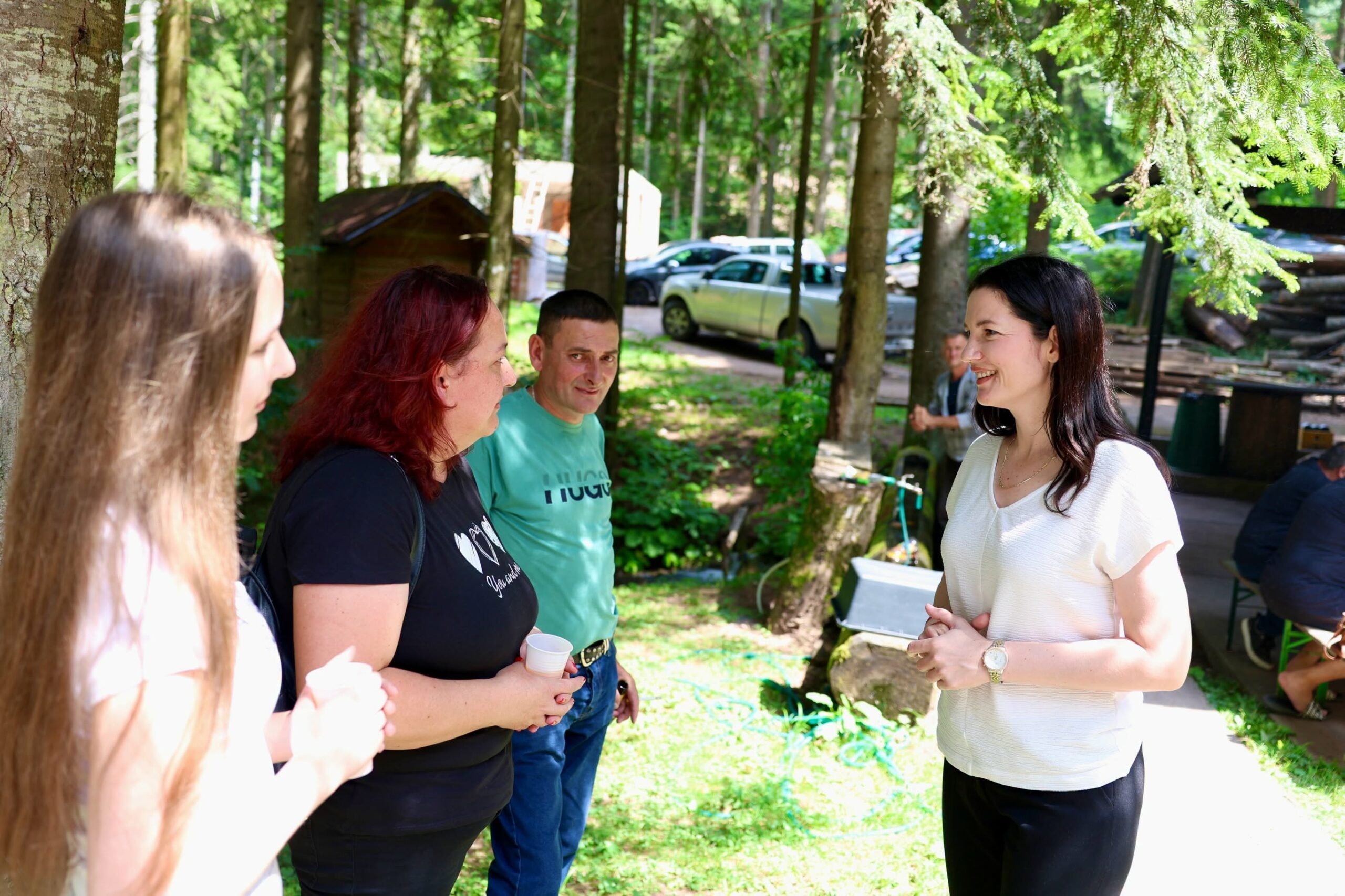 (FOTO) Neformalan razgovor o političkoj situaciji: Jelena Trivić sa članovima Narodnog fronta na Kadinom Vrelu
