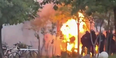 Snimljen dramatičan trenutak u Tirani: Demonstranti bacali molotovljeve koktele na policajce, jednog zahvatio plamen