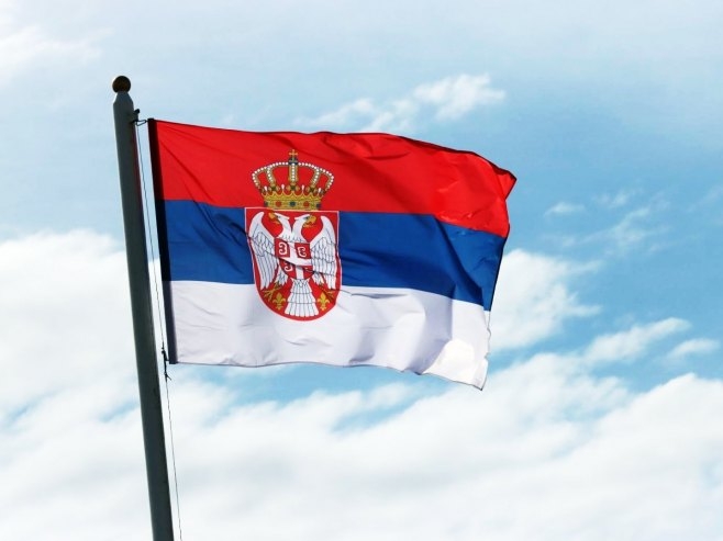 Zastava Srbije spaljena na nadvožnjaku kod Otočca (VIDEO)