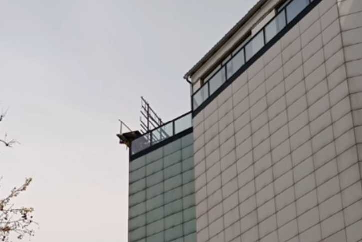 Pala skela sa tržnog centra u Novom Sadu, povrijeđena žena (Video)