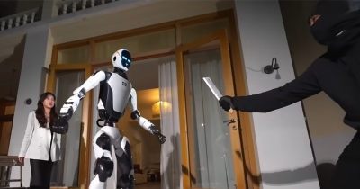 "Kung-fu legenda čuvar": Stigao robot koji diže automobile i čuva kuću (VIDEO)