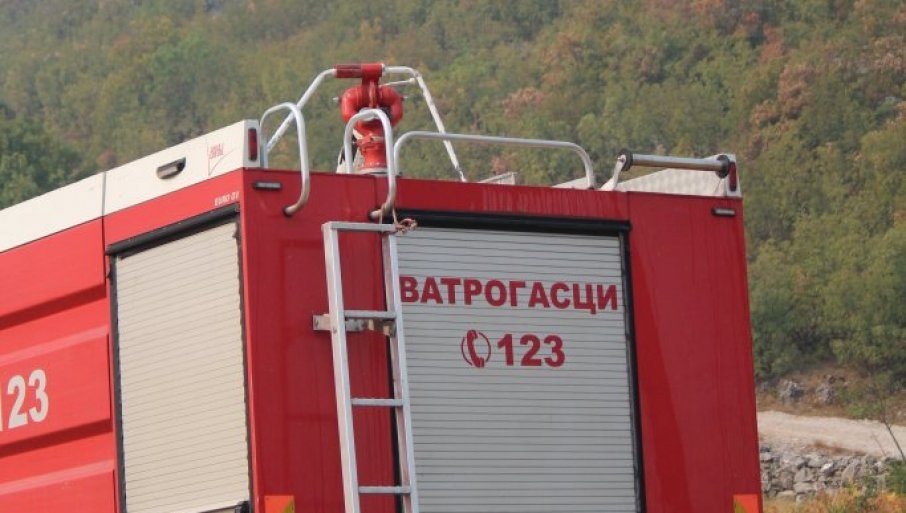 Alarmantno u Trebinju: Vatrogasci brane kuće od požara u naselju Zasad