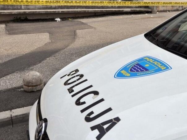 Kroz prozor automobila odbacio 13 paketića marihuane pa policiji predao tegle s drogom