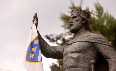 Pogled koji privlači pažnju u Sarajevu: Zastava s ljiljanima krasi spomenik kralja Tvrtka