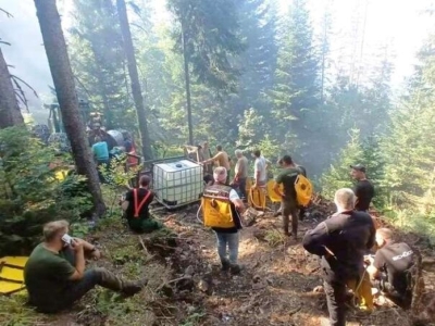 POŽAR NA GRMEČU I DALJE AKTIVAN: Gase ga šumari, vatrogasci i CZ