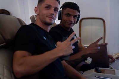FOTO Evo kako su se Plemići zabavljali u avionu na petosatnom letu, potom su zavirili na stadion Valura...