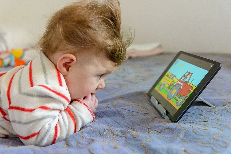Studija pokazala da 15 minuta crtanog filma na tabletu pred spavanje ne remeti san male djece