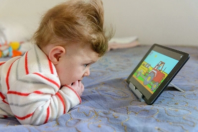 Studija pokazala da 15 minuta crtanog filma na tabletu pred spavanje ne remeti san male djece