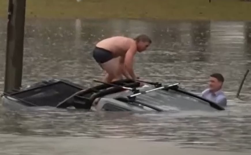 Herojski čin usred poplave: Novinar izvukao vozača iz automobila kojeg je gutala voda