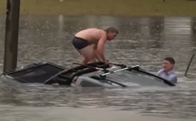 Herojski čin usred poplave: Novinar izvukao vozača iz automobila kojeg je gutala voda