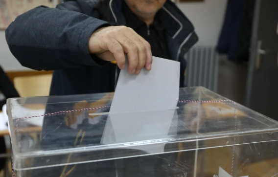 SRBIJA IDE NA IZBORE 25. OKTOBRA Pred biračima najmanje 18 lista
