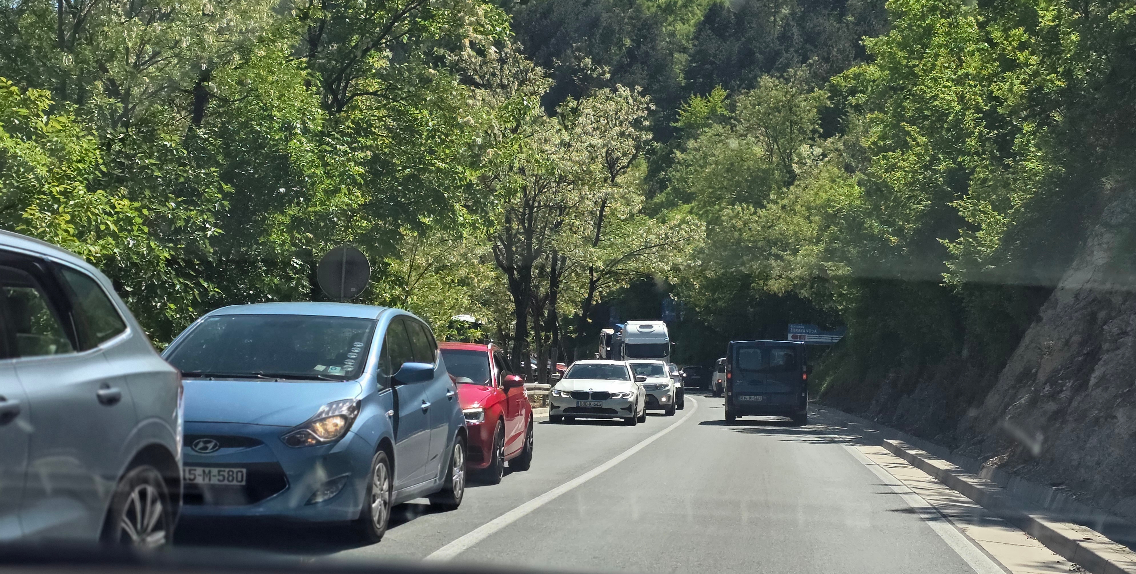 Velike gužve na putevima, saobraćaj se odvija otežano